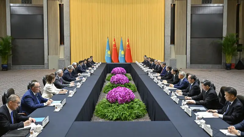 习近平会见哈萨克斯坦总统托卡耶夫