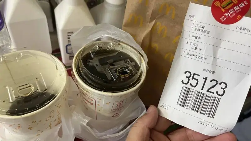 麦当劳一员工被指向顾客可乐中吐口水,当地市监局及警方已介入调查
