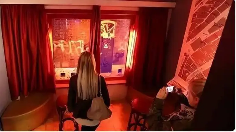荷兰阿姆斯特丹红灯区,那里的女人并不简单,学历能甩我两条街!