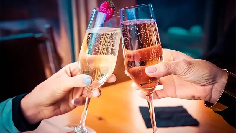 夏天喝酒,不只选白葡萄酒:一份真正实用的夏日葡萄酒指南