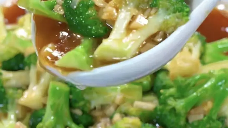 蒜蓉西兰花：翠绿脆嫩鲜香入味！