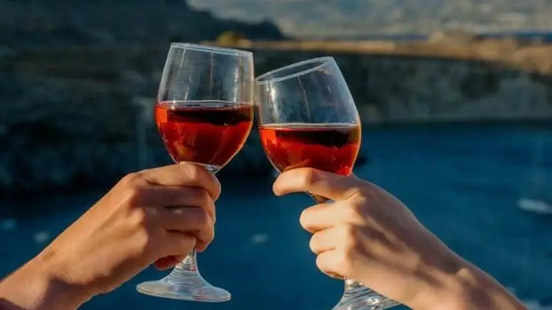 从葡萄到酒杯:葡萄酒为何很少呈现鲜葡萄味?
