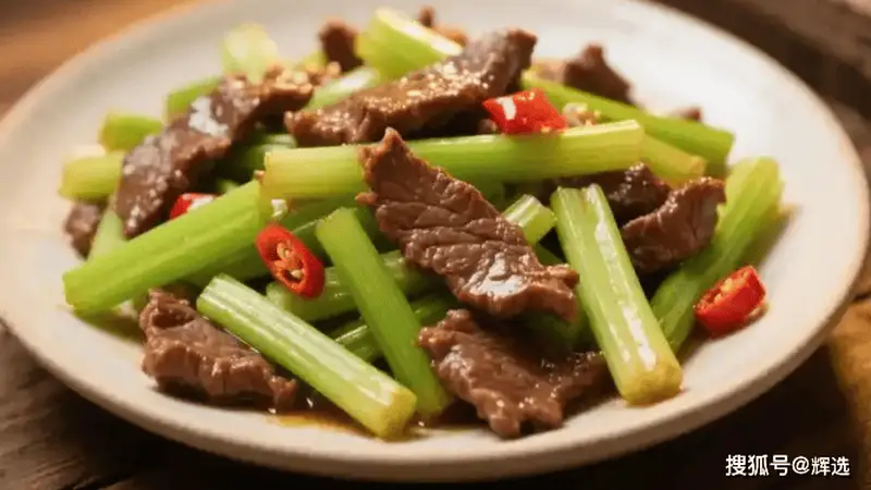 胡芹炒牛肉,一盘端上桌,米饭得提前多蒸半锅