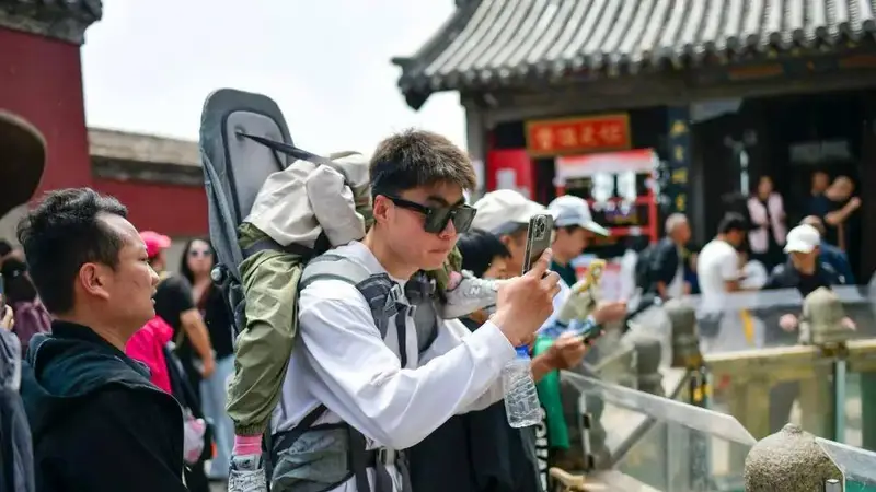 “公主抱”明码标价，泰山变“情山”？陪爬山背后的界限在哪里？
