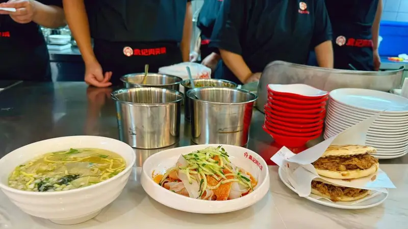 肉夹馍配凉皮、配汤还是单独吃？西安人的早餐搭配有何不同？