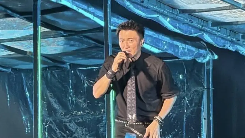 谢霆锋青岛演唱会如期开唱，一身黑衣现身，状态良好，歌迷自发取消应援