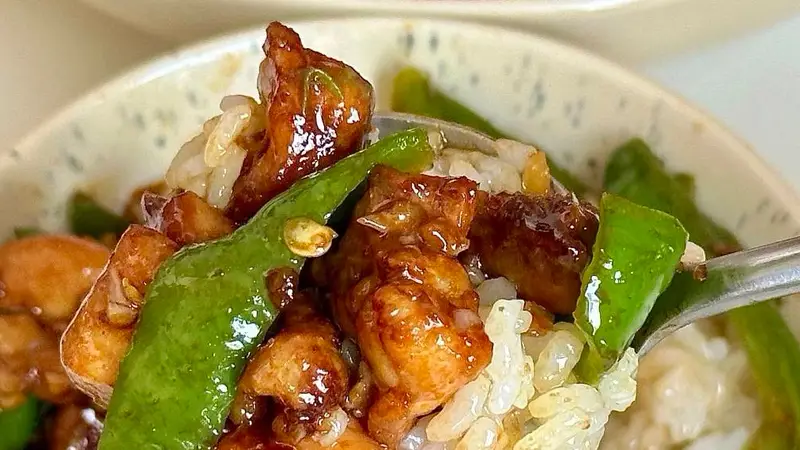 青椒小炒鸡:焦香嫩滑,三碗米饭打底的下饭神器!