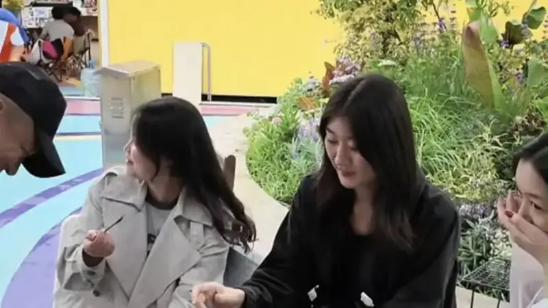 李亚鹏携亲人云南聚餐 和睦温馨暖意融融