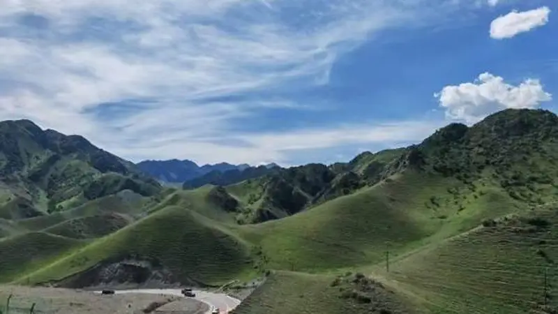 去伊犁之前必看：从赛里木湖到那拉提的详细四季旅行攻略，涵盖景点交通住宿美食与特色活动