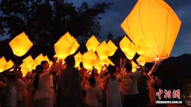 美不胜收！江西篁岭传统灯彩点亮古村夏夜