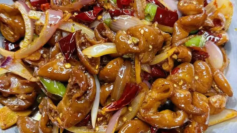干锅肥肠：麻辣鲜香，一口入魂的下饭神器