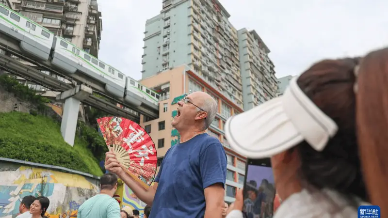 山城重庆成为外国游客“酷爽度假”胜地