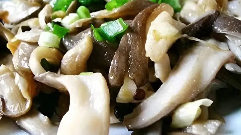 素炒平菇怎么做才好吃？出锅前加上它，蒜香浓郁，比饭店还好吃