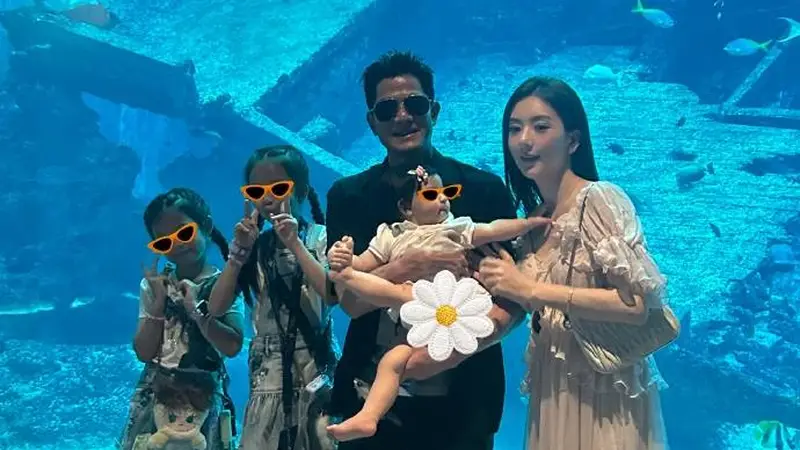 方媛晒全家出游照,郭富城抱着小女儿笑容灿烂,一家五口超幸福