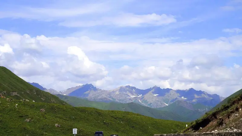 纵驰独库公路，阅尽天山四季