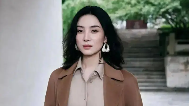 随性高级，干练利落，宋佳的高知秋季穿搭堪称40+职场女性范本