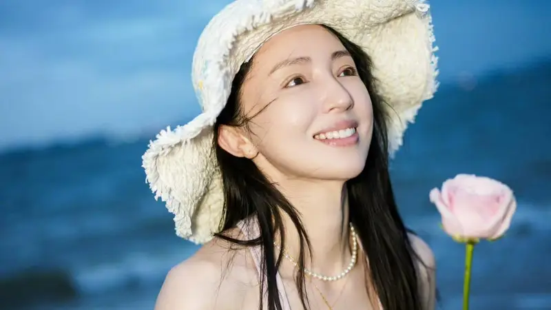 董璇穿浅粉吊带拍海边素颜大片 46岁肤态通透气质温柔