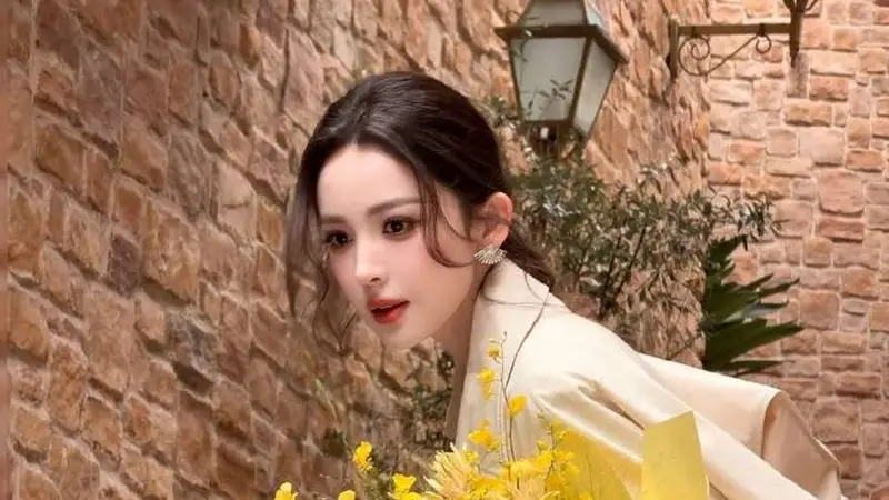 娜扎不愧是“顶级美貌”!黑色鱼骨内衣外搭风衣,穿搭大胆又时尚!