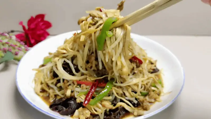 这3种食材是绝配！大火快炒才够味，闻着就流口水、一口就打开好胃口，简单食材做出的下饭菜