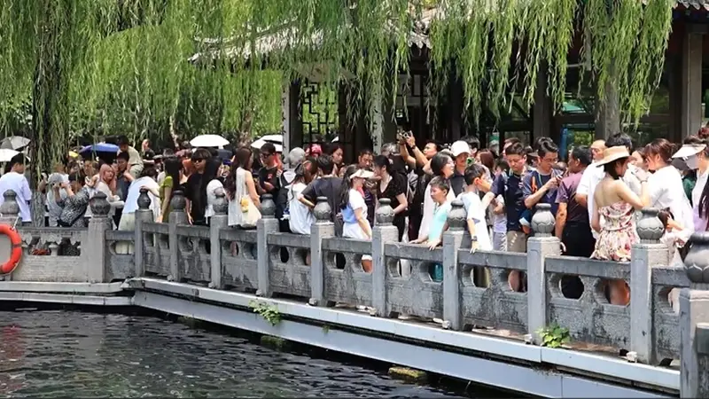 山东济南:趵突泉水位较去年同期上涨1.2米 “趵突腾空”迎八方来客