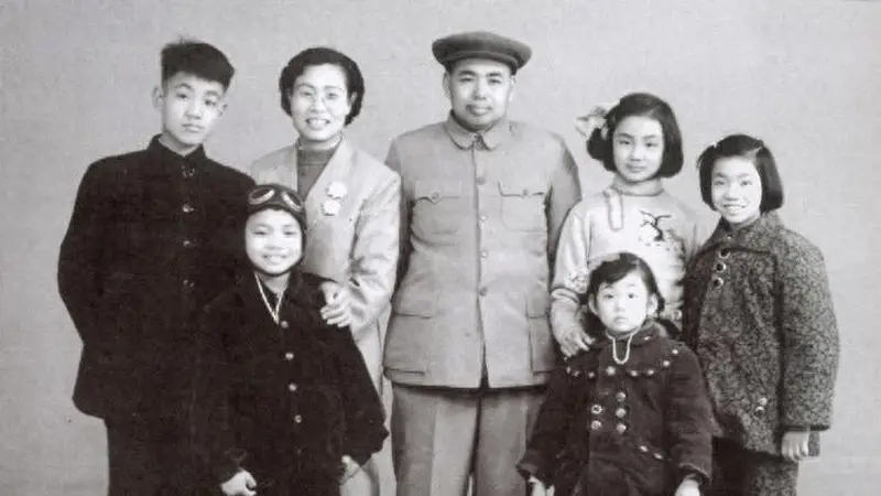 许世友到部队探望女儿，因袜子发火：别因我是父亲搞特殊