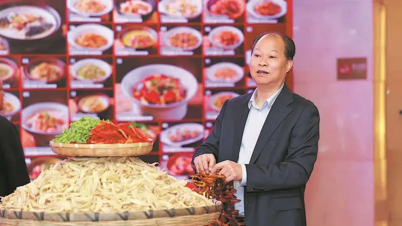中国日报看湖南|湘菜大师张小春:守一坛晒菜,留住人间“太阳味”