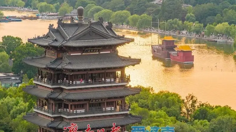 暮色熔金，大明湖铺开夏日画卷