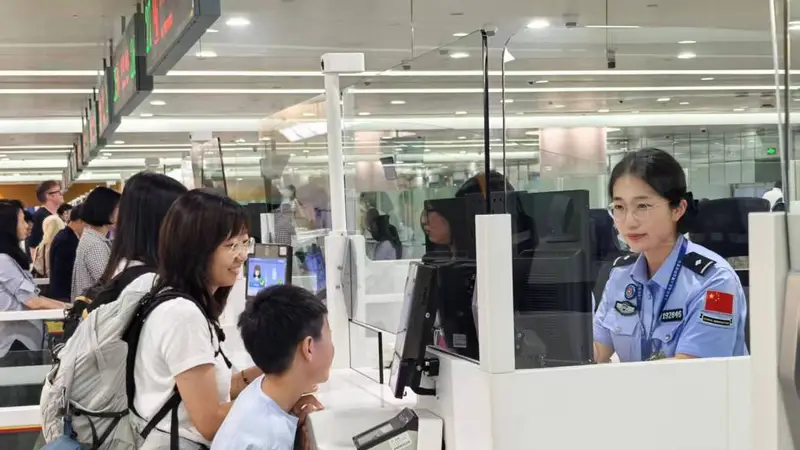 暑运首日浦东机场出境中国旅客3.3万人次，创近两个月以来峰值