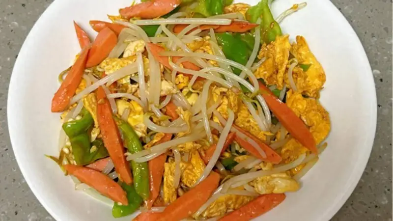 夏日清爽小炒——青椒火腿鸡蛋炒豆芽,5分钟出锅,比肉还香