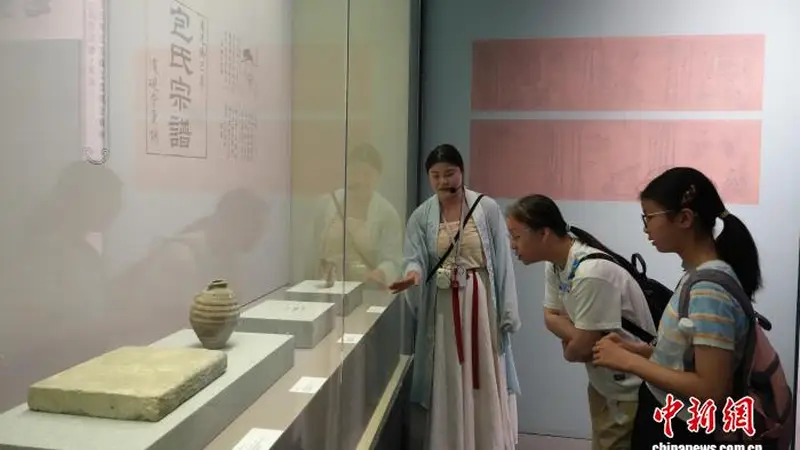 “开封有个包青天——包拯和他的时代”特展引游客参观