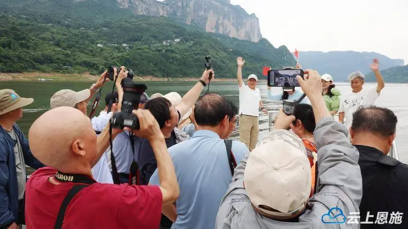 建始：摄影家走进清江画谷 用镜头推介户外休闲新地标