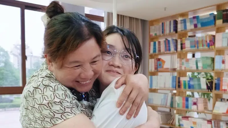 扛了6年钢管,女儿考出全省历史类前五名!对话“工地母亲”邹品芝:“我这个妈妈还行吧”