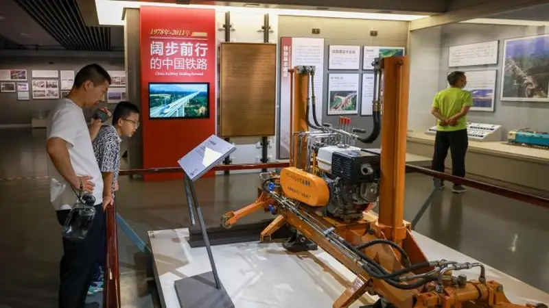中国铁道博物馆正阳门展馆引游人