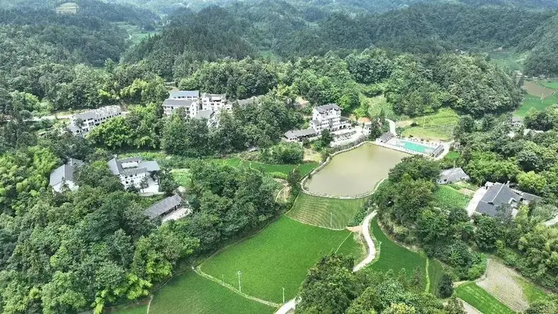 红河村:民宿提档升级 避暑旅居火热预定