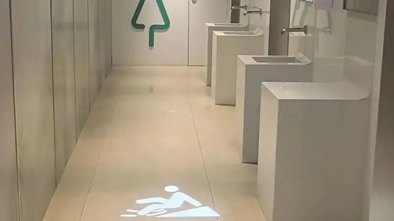 岳麓山保洁阿姨在厕所吃饭引热议，当事人回应：怕地面积水让小朋友滑倒，干脆就近吃饭