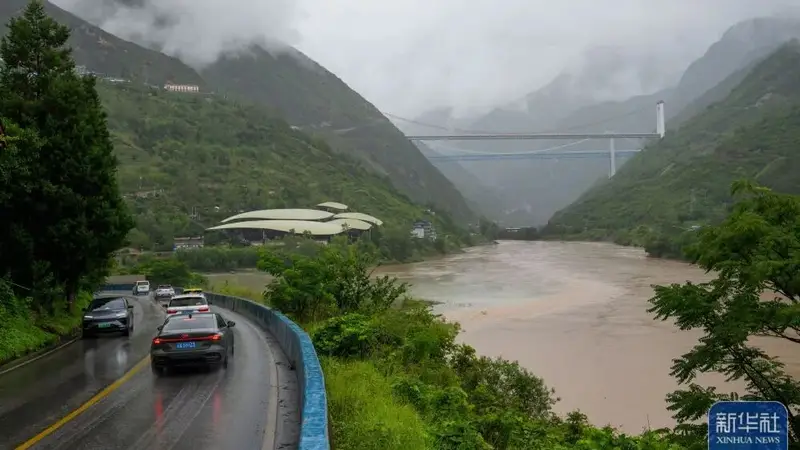 滇藏公路通车50周年:山河之间,长路向前
