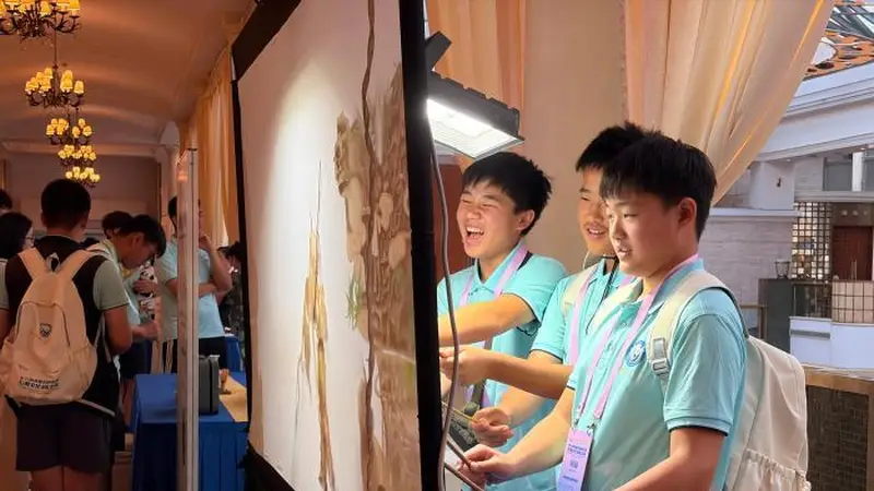 美国华裔青少年在川品悟巴蜀文化