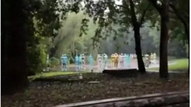 上海一景区矗立48个人形玻璃雕像,游客称有点吓人,景区回应