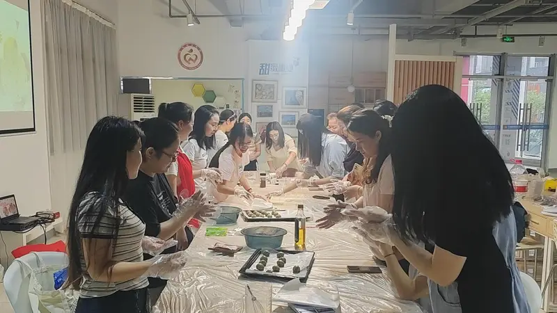 下班后的“烟火气”：沌口青年夜校手作甜品，为职场生活加点“甜”