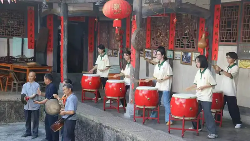 两代人在彭水苗寨合奏非遗新声