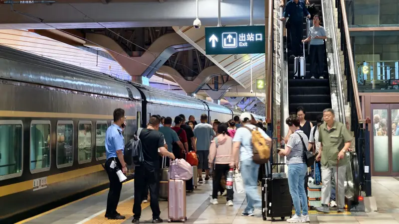 北京站出发,200余名游客乘东北旅游专列打卡神州北极漠河