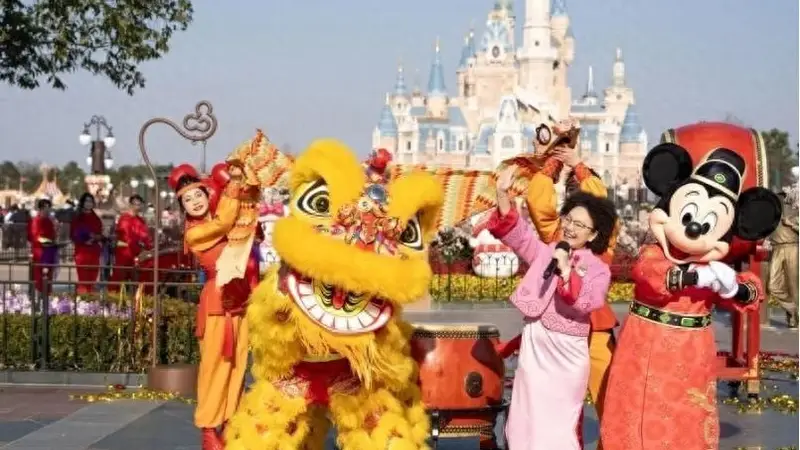 割韭菜?1天花光1万5,中产家庭的迪士尼苦旅,刺痛多少普通家庭