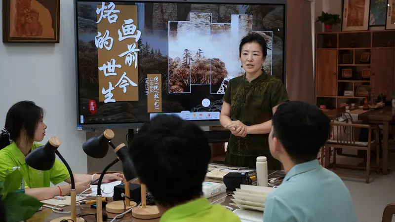 重庆电力高专:AR为非遗烙画注入“青春薪火”