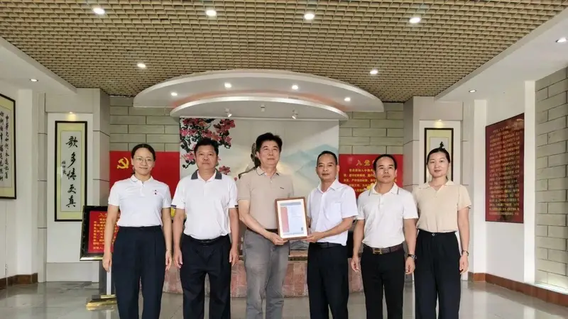 方寸藏匠心 微雕寄初心!非遗微雕作品《七律·李坚真》捐赠丰顺坚真纪念馆