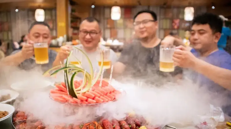 麻辣小龙虾配冰啤酒,是夏季急性肠胃炎高发的诱因吗?