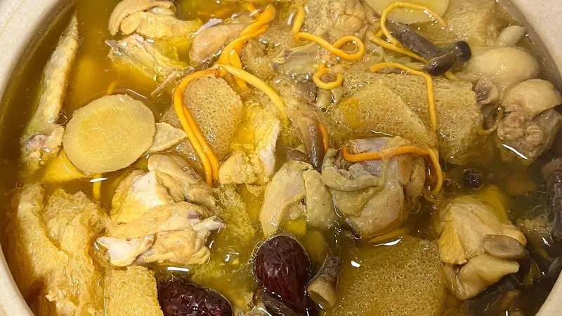 不分季节都能喝的滋补鸡汤，食材丰富营养均衡，太鲜美了