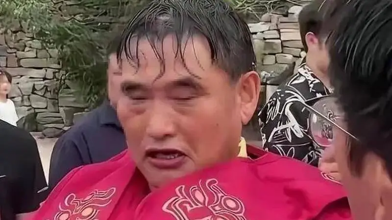 大衣哥朱之文在景区演出,唱到一半突然停了,直接说:“我不演了”。不是设备出毛病,也不是台下有人闹事,其实是...