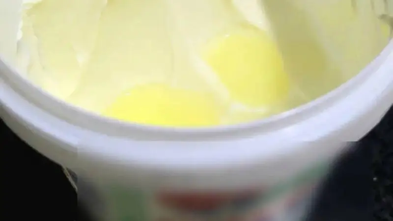 酸奶开封后冒出一层“黄水”,还能喝吗?很多人都搞错了