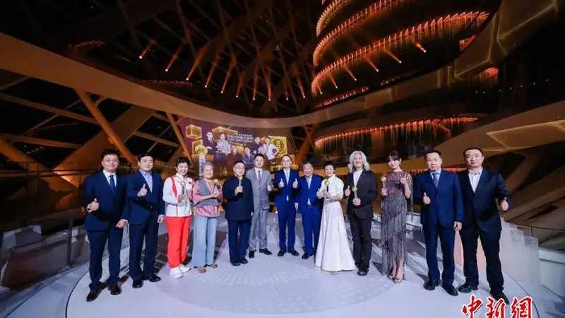“世界因你而美丽——第18届影响世界华人盛典”在京落幕