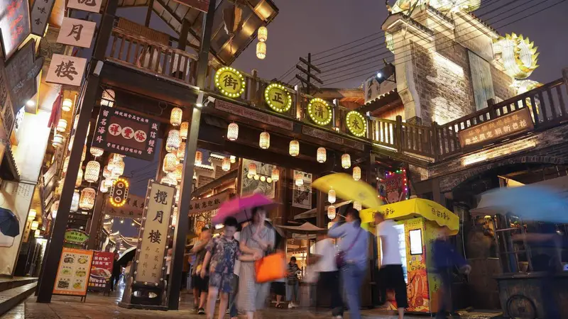 湖南益阳：明清古巷激活夜间消费活力